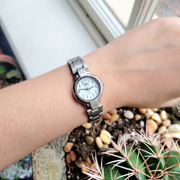 Vintage Nexus Quartz Silver Classic Roman Numerals Watch - Picture 4 of 8